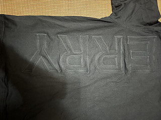 一件全黑色的BURT恤，标志是在前后面的设计