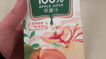 汇源100%苹果汁果蔬汁1000ml/盒是一款浓缩果汁饮料，它以新鲜的水果为原料制成