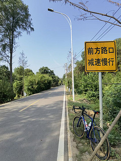 骑上崔克在乡间田野里