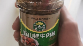 吉香居野山椒牛肉拌面酱，是一款独具特色的调味品