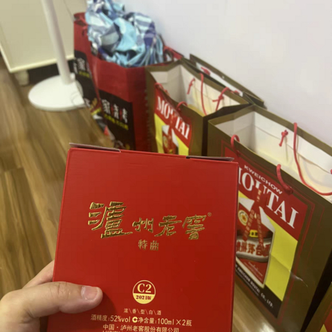 金龙鱼纯正玉米油4L/桶是一款非转基因的家用桶装食用油，采用物理压榨工艺生产而成。