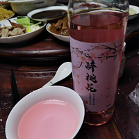 桃花酒，一款低度甜酒，以桂花酿制而成。它采用了750毫升的瓶装设计，方便携带和享用。