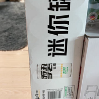 作为一种迷你型的200ml装整箱可口可乐，这款产品凭借其便捷和小巧的特点，深受年轻人喜爱。