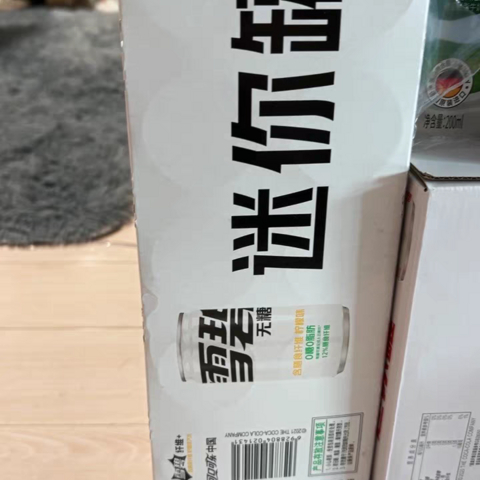 作为一种迷你型的200ml装整箱可口可乐，这款产品凭借其便捷和小巧的特点，深受年轻人喜爱。