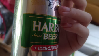 哈尔滨新鲜听装啤酒醇爽9度500ml*18听礼盒装是一款畅销的啤酒产品。