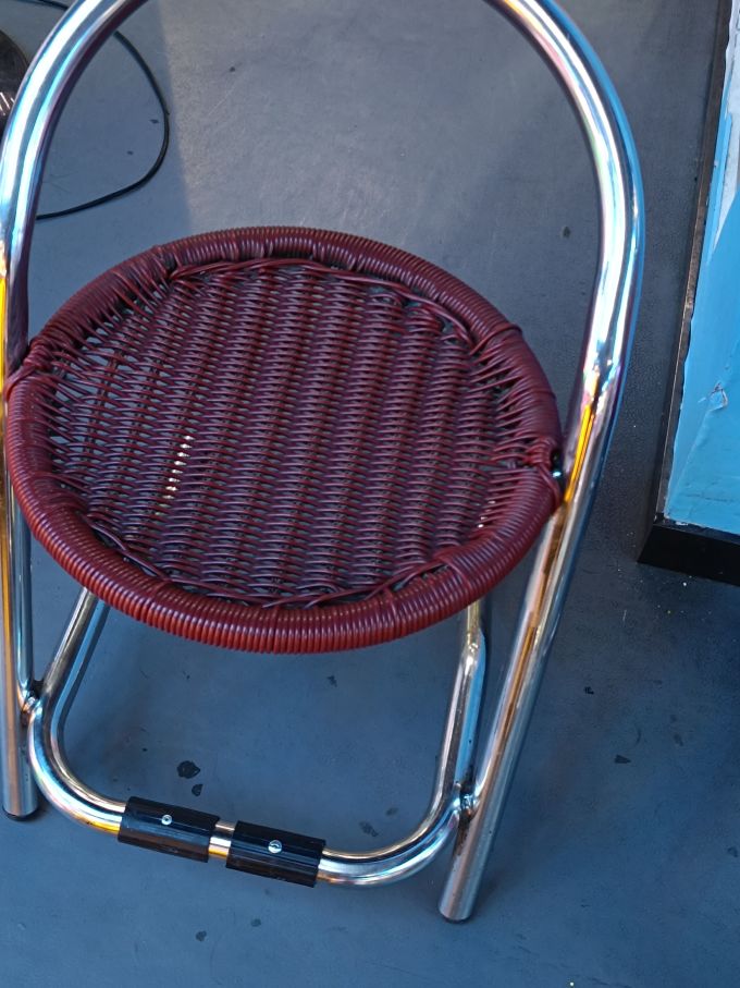 时尚的藤椅金属凳