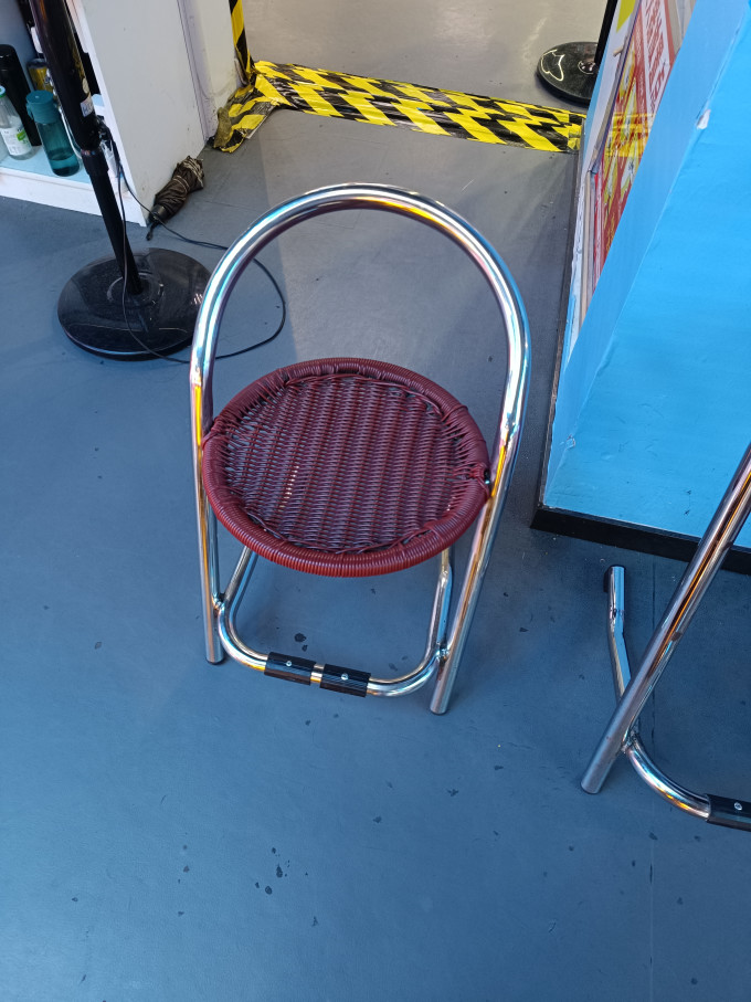 时尚的藤椅金属凳