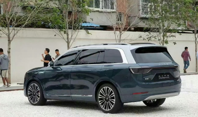 问界新能源车