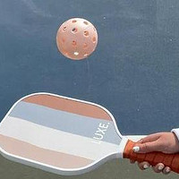 比飞盘更好玩？国庆假期，体验在羽毛球场用乒乓球拍打网球！