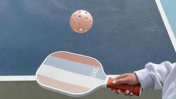比飞盘更好玩？国庆假期，体验在羽毛球场用乒乓球拍打网球！