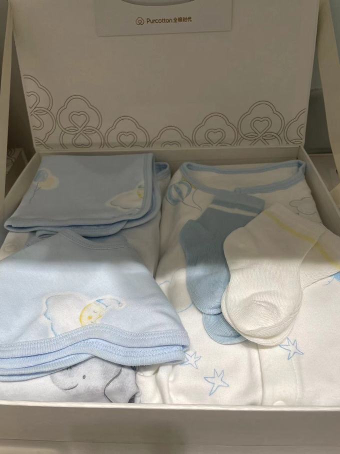 婴儿服