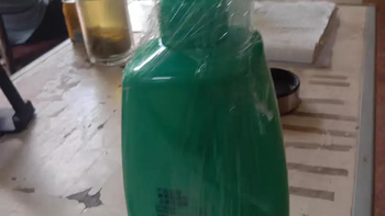 这款洗发水的包装就让人眼前一亮。1KG的大瓶装