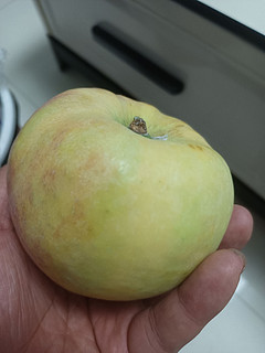 「富士大苹果，口感鲜美，你喜欢吗？」