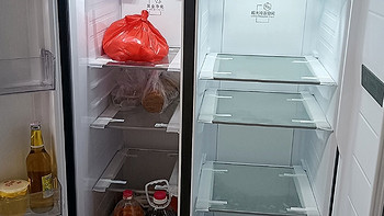 家用电冰箱一定要选择对开门的，因为它的空间非常的大
