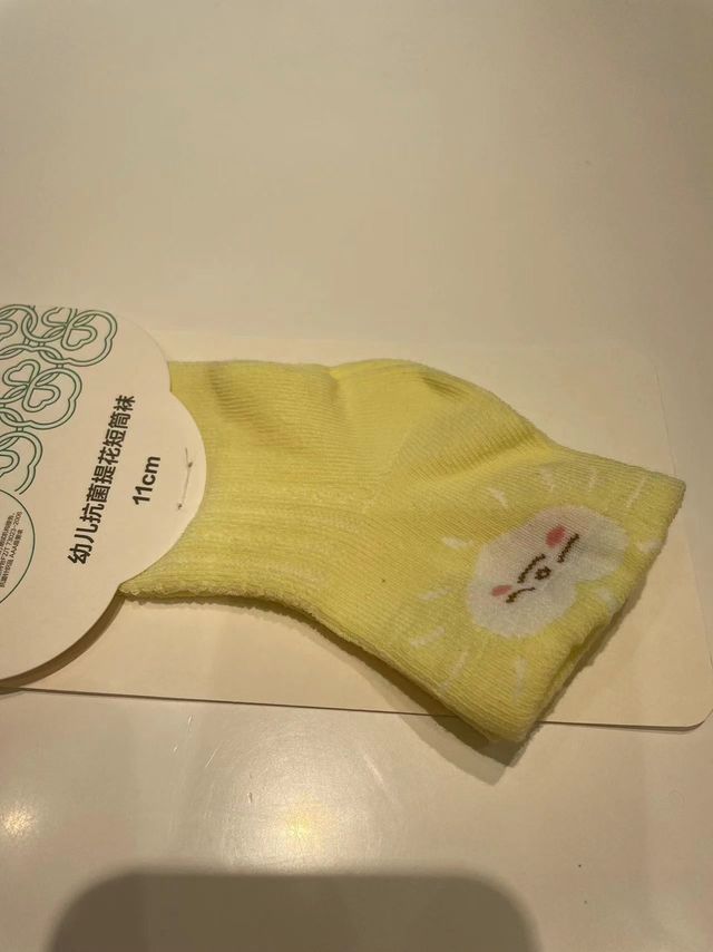 宝宝穿着舒适的全棉时代儿童袜子