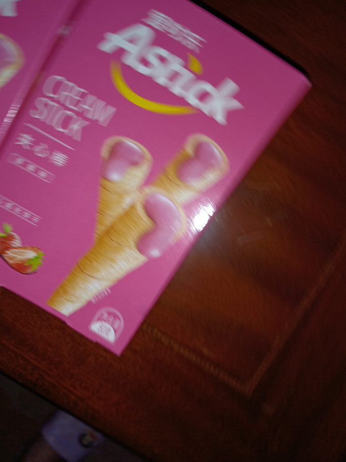 这个草莓味蛋卷口感酥脆香味浓郁绝对是你的最爱