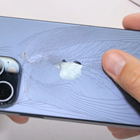 苹果 iPhone 15 Pro Max 暴力测试：玻璃背板被掰碎，屏幕+中框完好
