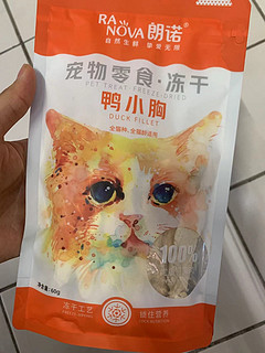 给猫咪吃零食，别忘了补充营养!