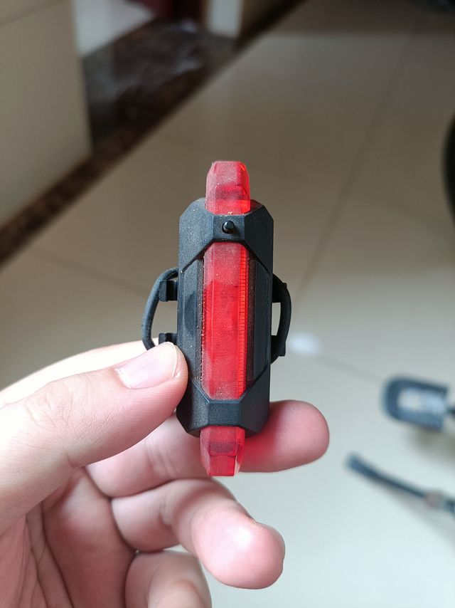 自行车屁股后的尾灯，安全第一