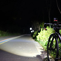 迈极炫自行车配备极炫车灯，黑夜也能轻松骑行!