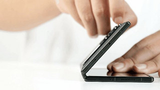 折叠屏手机如何既保持轻薄又拥有强大的性能呢？