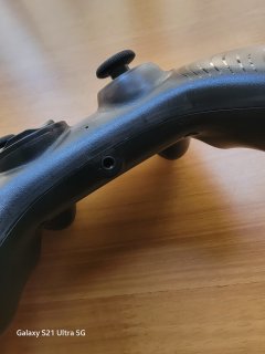 领先10年的手柄设计理念，这可是8年前的老手柄了，可惜主机没了。