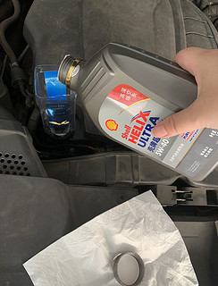 烧机油车定期自己加机油，为了方便用矿泉水瓶子做一个漏斗，加机油不会漏外面！
