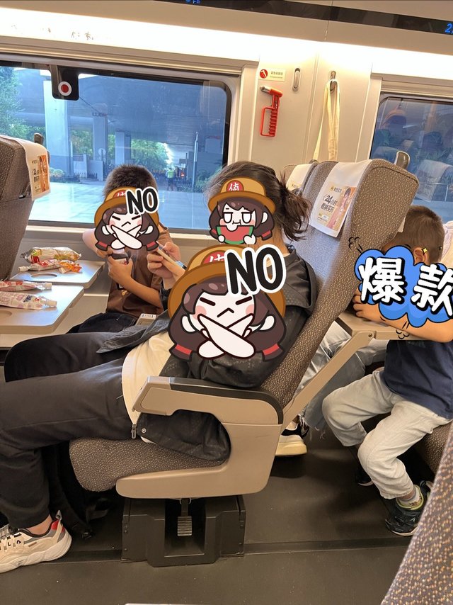 今天高铁上都是写作业的小朋友👧