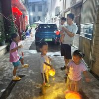 国庆这么热闹，不如带小孩提着灯笼去逛gai