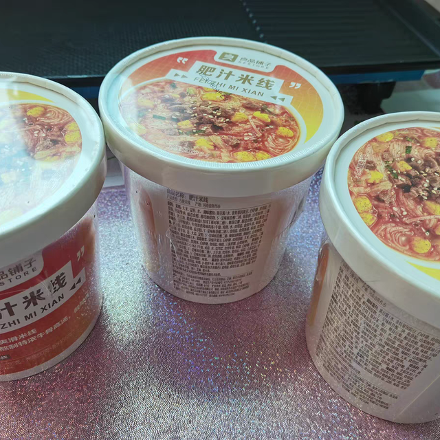 良品铺子的肥汁米线，是一款速食方便面产品