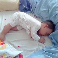 看完这组照片，我终于知道人类幼崽为啥要睡姿奇葩了!