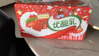 中秋礼盒伊利优酸乳草莓味含乳牛奶饮料，酸酸甜甜的节日滋味