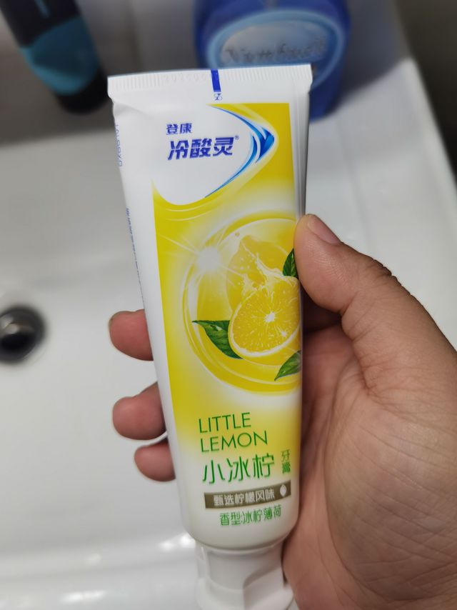 神奇的牙膏！瞬间洁白牙齿，让你自信微笑!