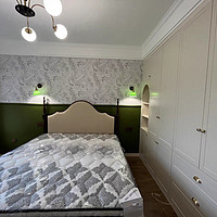 床采用了现代法式设计风格，线条流畅、造型优雅，无论是