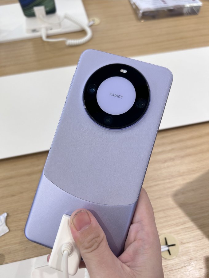 华为其他智能手机怎么样 遥遥领先华为mate 60pro  手机紫色真好看!_