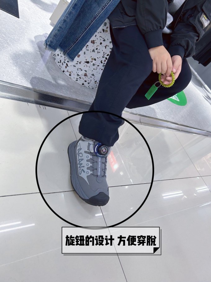 儿童运动鞋