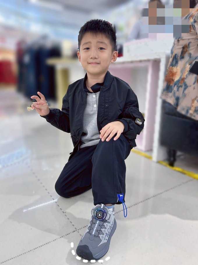 儿童运动鞋