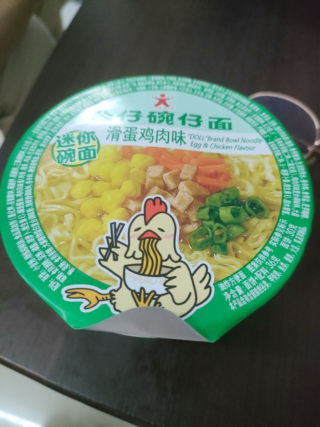 国庆在家里吃公仔面，美滋滋