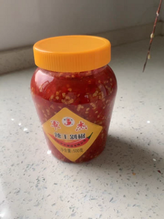 剁辣椒酱，这是湖南农家自制的一种特色食品。它的制作过程虽然简单，但是却需要极高