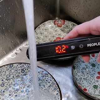 天冷东北男人刷碗水太凉了为了刷干净要在厨房安装热水器