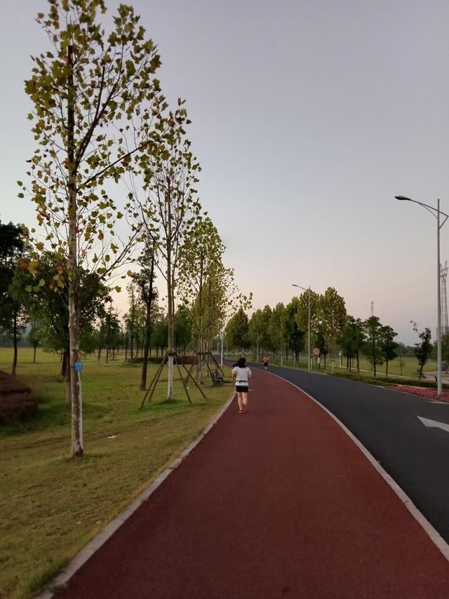 一起压马路，来一次夜跑