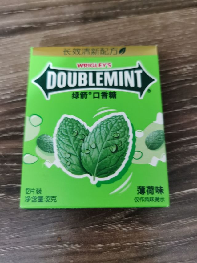 又吃起绿箭口香糖了