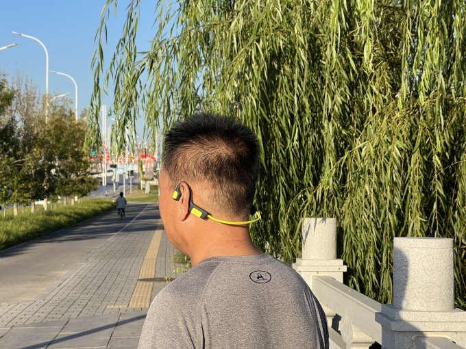 戴灵耳机