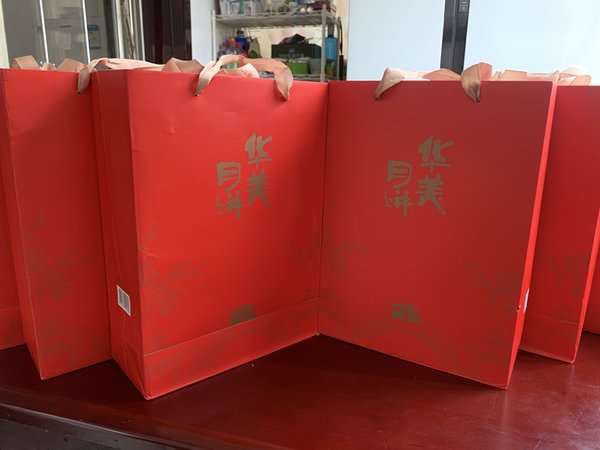 一边喊不值，一边猛下单，8块一箱降价到5.92的月饼到了