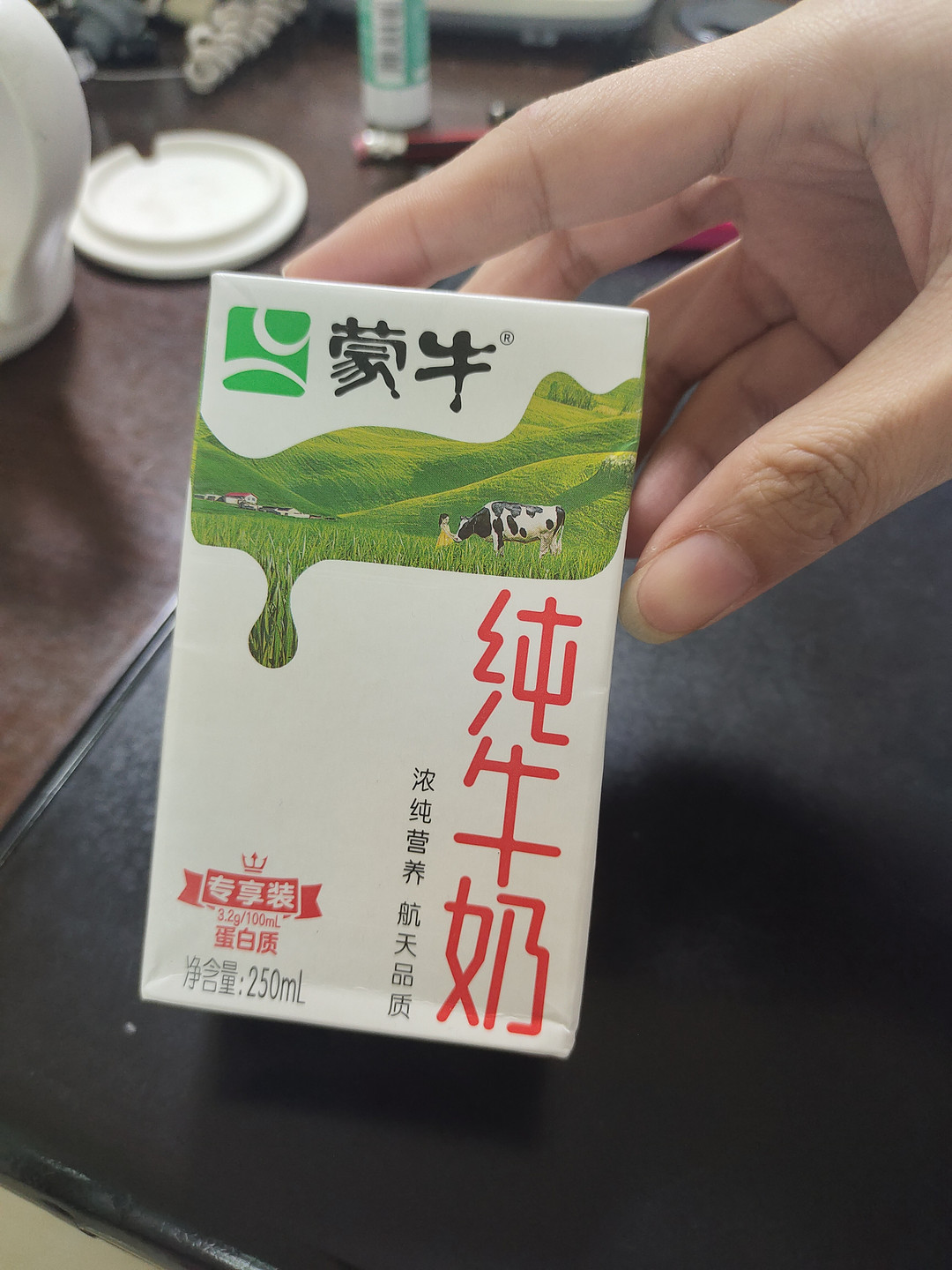 蒙牛香浓牛奶杯图片