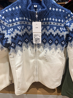 优衣库儿童摇粒绒夹克只要99元啦！尺码齐全。110-160目前都有货！