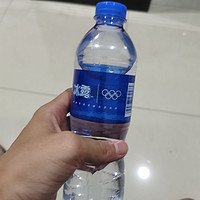 一瓶简单的水