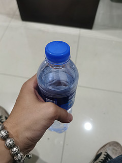 一瓶简单的水