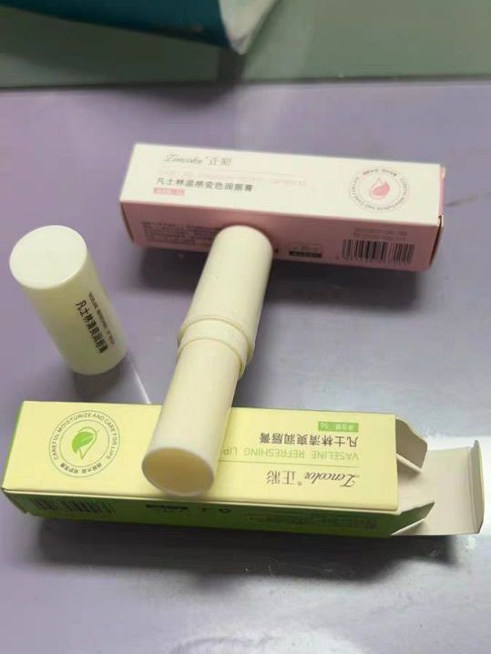 饱满清爽的唇膏