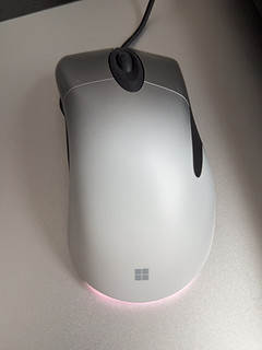 带尾灯的微软pro intellimouse 游戏鼠标